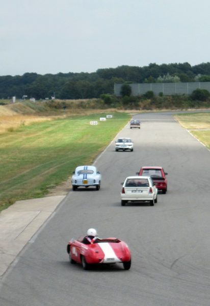 Plzateau Citroën & Panhard sur la piste du circuit de la Bourbonnais